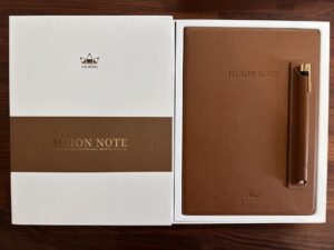 ペンホルダーはノートカバーにくっつけられる